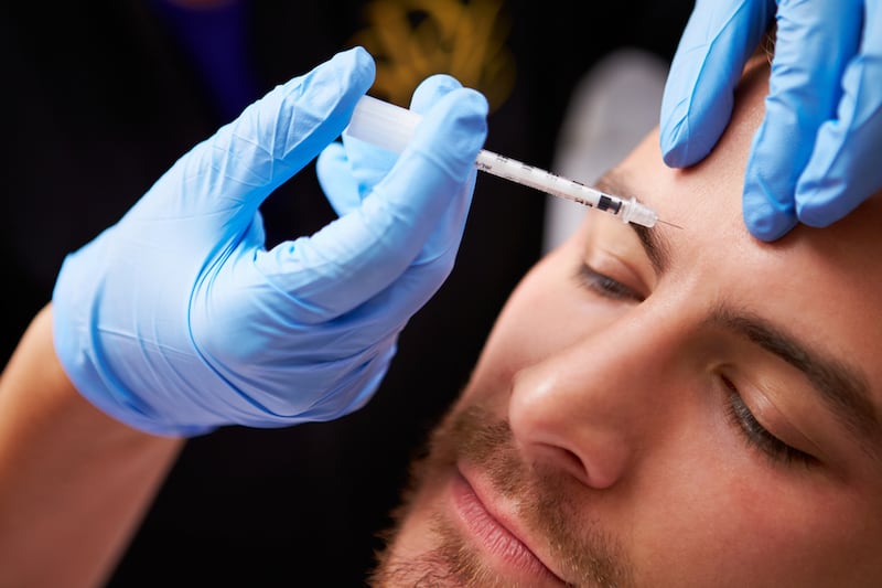 ¿Cómo se aplica el botox?, ¿tiene algún efecto secundario?, ¿cuánto dura?, cuidados y más, el doctor Raúl López Infante y Saldaña, cirujano plástico estético certificado responde todas estas preguntas.